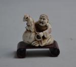 CHINE
Netsuké en ivoire sculpré représentant un homme et un rat
Début...