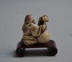 CHINE
Netsuké en ivoire sculpré représentant un homme et un rat
Début...