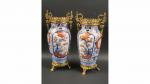 JAPON : Paire de vases en porcelaine Imari au trois...
