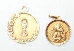 Suite de deux médailles en or jaune à décor d'un...