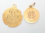 Suite de deux médailles en or jaune à décor d'un...
