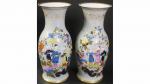 *BAYEUX : Paire de vases balustres en porcelaine à décor...