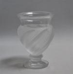 LALIQUE France
Vase en cristal moulé, modèle Ermenonville 
H.: 15 cm