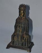 CHINE
Sujet en bronze polychrome figurant un dignitaire assis, inscriptions au...
