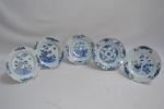CHINE
Cinq assiettes rondes en porcelaine à décor en camaïeu bleu
XVIIIème
D.:...