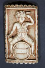Plaque en os sculpté en bas-relief représentant Bacchus assis à...