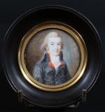 Miniature ronde vers 1800 représentant un homme jeune au col...