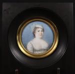 Miniature ronde vers 1800, représentant une femme à la coiffe,...