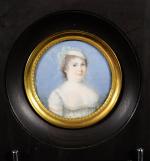 Miniature ronde vers 1800, représentant une femme à la coiffe,...