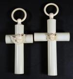 Deux croix de berceau en ivoire sculpté de têtes d'angelots,...