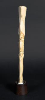 Manche d'ombrelle de forme torse en ivoire sculpté d'un cartouche...