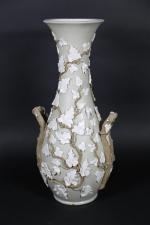 Grand vase en grès porcelaineux à décor naturaliste de branches...