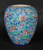 LONGWY : Vase ovoïde à décor en émaux polychromes de...