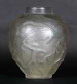 LALIQUE René (1860-1945) : Vase "Archers" en verre blanc soufflé-moulé...