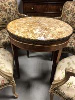 TABLE BOUILLOTE en bois de placage, dessus marbre. Style Louis...