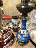 LAMPE à petrole en porcelaine à décor floral et lampe...