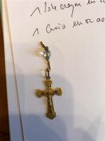 CROIX en plaqué or avec crucifix. Poids brut: 1.3g. Lot...