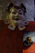 2 masques Vénitiens : Un représentant un Pierrot couleur bronze, fraise...