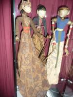 3 Marionnettes à tige : du théâtre "Wayang-Golek" de Java. Théâtre...