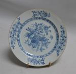 CHINE
Assiette ronde en porcelaine à décor bleu blanc de fleurs
XVIIIème
D.:...