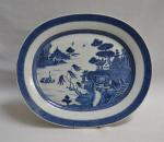 CHINE
Grand plat en porcelaine à décor bleu blanc de paysage...