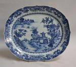 CHINE
Grand plat en porcelaine à décor bleu blanc de paysage...