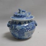 CHINE
Pot couvert en porcelaine à décor bleu blanc de paysage...