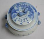 CHINE
Pot couvert en porcelaine à décor bleu blanc de paysage...