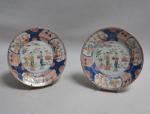 CHINE
Paire d'assiettes rondes en porcelaine à décor Imari de personnages
XVIIIème
D.:...