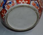 JAPON
Cache pot en porcelaine à décor Imari, modèle à pans
H.:...