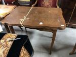 TABLE à JEU, dessus amovible. Style Louis XV.