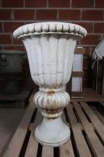 Vase de jardin de type oriental en marbre blanc sculpté...