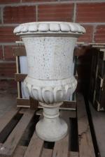 Vase Médicis de jardin en marbre blanc sculpté, le corps...