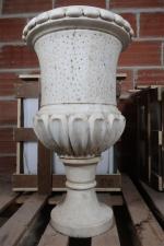 Vase Médicis de jardin en marbre blanc sculpté, le corps...