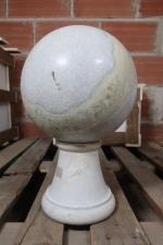 Sphère décorative de jardin sur piédouche en marbre veiné. Haut...