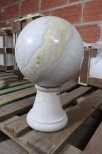 Sphère décorative de jardin sur piédouche en marbre veiné. Haut...