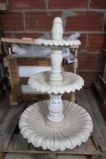 Petite fontaine de jardin à trois vasques en marbre blanc...