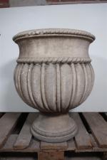 Vase de jardin sur piédouche en pierre sculptée de larges...