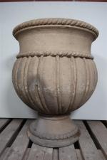 Vase de jardin sur piédouche en pierre sculptée de larges...