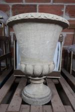 Vase Médicis de jardin sur piédouche en pierre sculptée de...