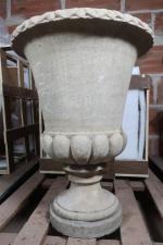 Vase Médicis de jardin sur piédouche en pierre sculptée de...
