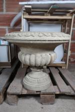Vase Médicis de jardin en pierre sculptée, le corps de...