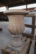 Vase Médicis de jardin en pierre sculptée de godrons, piédouche...