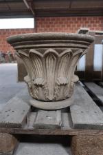 Coupe ronde de jardin de forme évasée en pierre sculptée...
