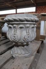 Vase sur piédouche de jardin en pierre sculptée de larges...