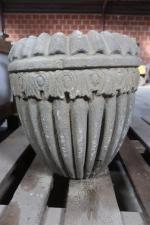 Vase de jardin en pierre sculptée à côtes godronnées et...