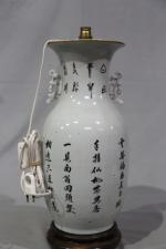 Vase balustre en porcelaine blanche à décor de Shoulao, femme...