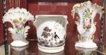 Rafraichissoir en porcelaine d'Auteuil moderne décor "Les Marionettes" on joint...