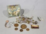Petit coffre contenant un ensemble de monnaies démonétisées, médailles et...