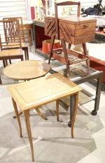 Ensemble de petits meubles : guéridon tripode, petite table rectangulaire...